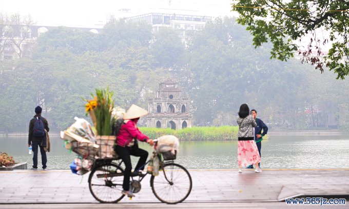 Hà Nội mờ mịt hôm 11/12. Ảnh: Giang Huy