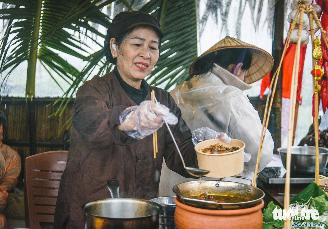 Du khách đội mưa， lội bùn cày ruộng ở Hội An - Ảnh 2.