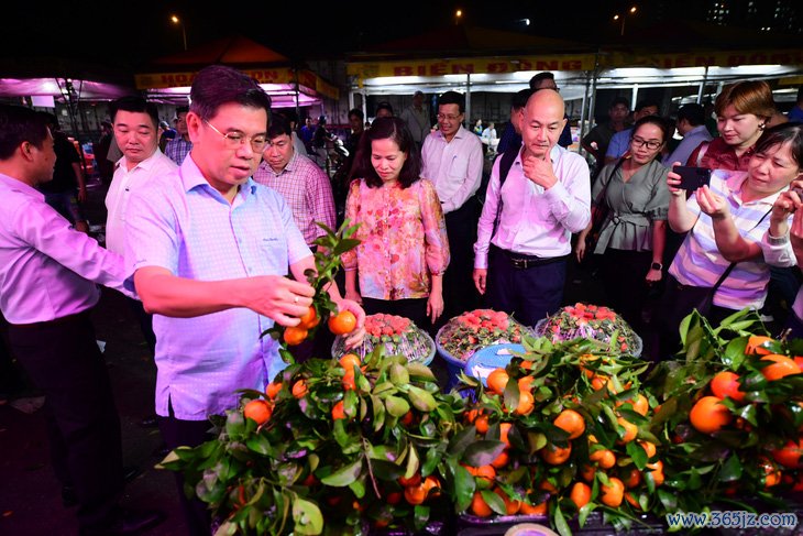 Xuyên đêm kiểm tra chợ đầu mối trái cây, thịt heo trước Tết, vẫn lo về an toàn thực phẩm - Ảnh 1.