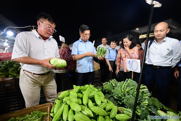 Xuyên đêm kiểm tra chợ đầu mối trái cây, thịt heo trước Tết, vẫn lo về an toàn thực phẩm - Ảnh 4.